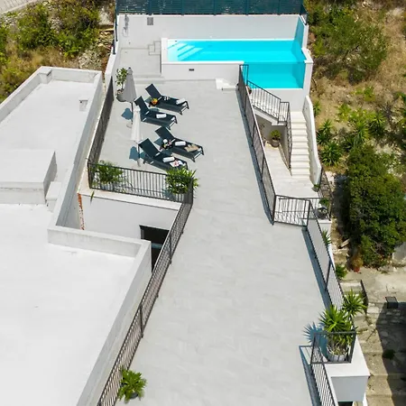 Villa 1 *